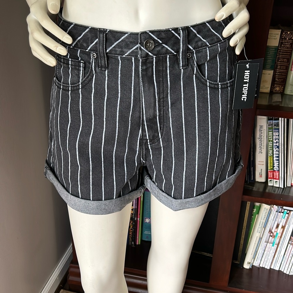 NWT Hot Topic Black & White Pinstripe Mom Shorts